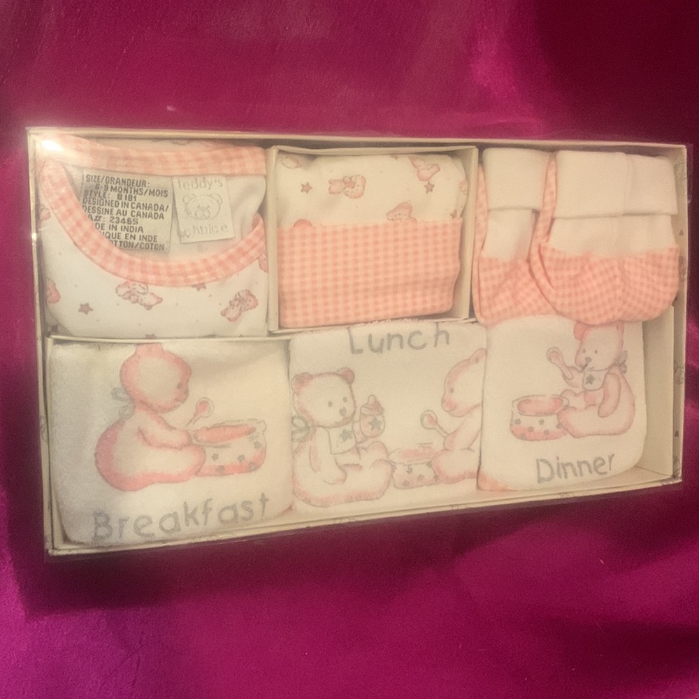New in box 6 piece teddies choice bootees bib hat sleeper breakfast lunch dinner